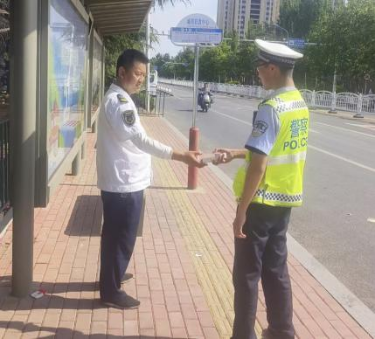 富灯网 “夏日送清凉”志愿服务活动  致敬高温下的城市守护者