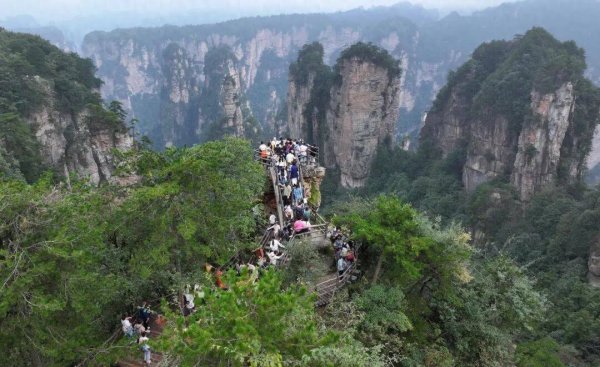 点石策略 国庆假期湖南接待游客近4000万人次，游客花费超500亿元